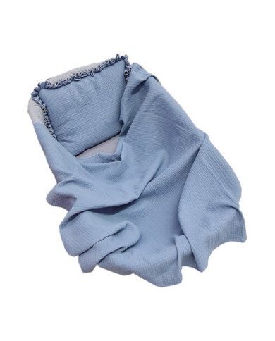KOMPLET MUŚLINOWY KOC-OTULACZ, PODUSZKA Z FALBANKĄ JEANS