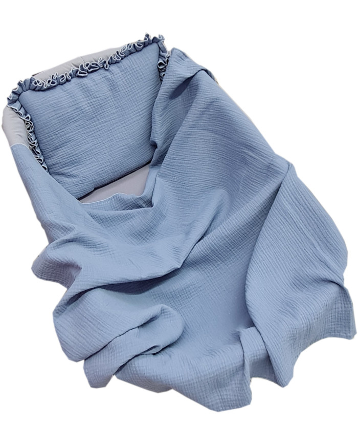 KOMPLET MUŚLINOWY KOC-OTULACZ, PODUSZKA Z FALBANKĄ JEANS